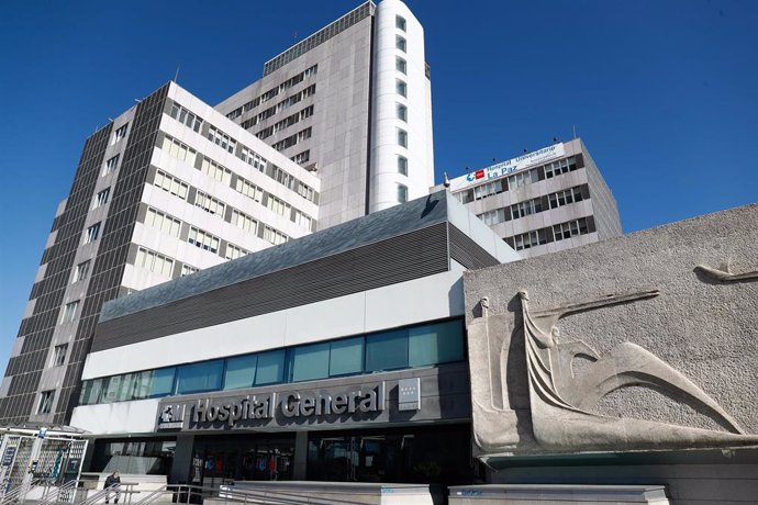 Fachada del Hospital La Paz, centro en cuyas dependencias se ha instalado una carpa que sirve como ampliación de las Urgencias del centro y donde se atiende a pacientes sospechosos de coronavirus, en Madrid (España) a 26 de marzo de 2020.