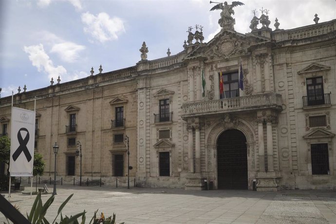 Crespón negro junto a la fachada del Rectorado que ha colocado la Universidad de Sevilla por las víctimas del coronavirus
