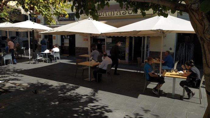 Una terraza con clientes, este lunes en Alicante.