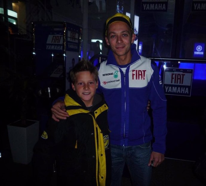 Los pilotos de MotoGP Fabio Quartararo (izquierda) y Valentino Rossi cuando el francés era pequeño