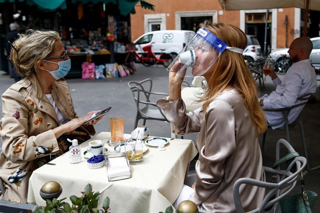 Dos personas sentadas en una terraza en Roma