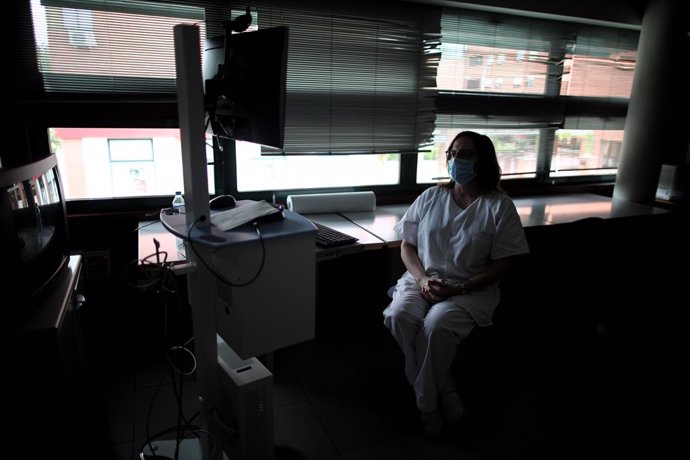 Una sanitaria del Centro de Salud García Noblejas durante su jornada laboral en en la pandemia del coronavirus, en Madrid (España) a 7 de mayo de 2020.