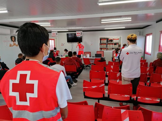 Voluntarios de Cruz Roja atienden en el puerto de Almería a las personas rescatadas a bordo de las pateras