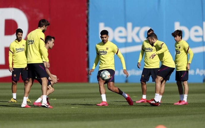 Jugadores del FC Barcelona en un rondo en el primer entrenamiento de la fase 3 por el coronavirus