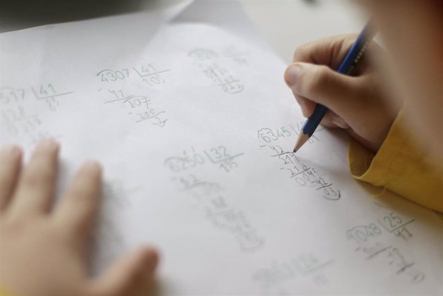 Un niño realiza operaciones matemáticas en su casa durante el confinamiento.