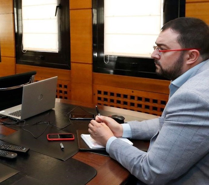 El secretario general de la FSA-PSOE y presidente de Asturias, Adrián Barbón.