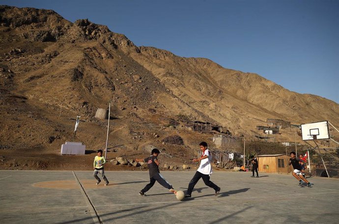 Niños juegan al fútbol en Perú (Imagen de archivo)