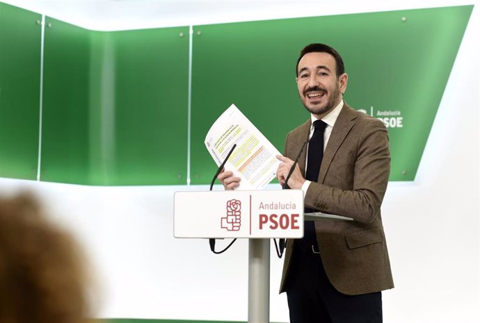 El senador del PSOE Fernando López Gil en rueda de prensa 