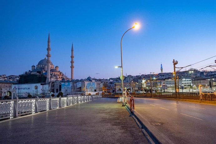 Vista general del puente de Gálata, en Estambul (Turquía), durante el confinamiento por la pandemia de coronavirus