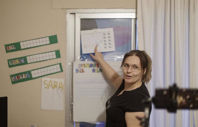 Una profesora de Educación Infantil graba con su móvil una clase para sus alumnos durante el confinamiento.