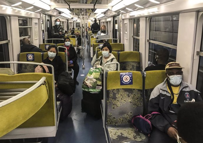 Gente con mascarilla en el metro de París