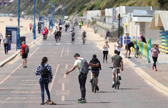 Gent de passeig en Bournemouth, en el sud d'Anglaterra