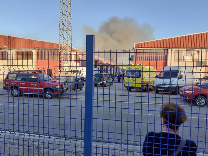 Incendio en pabellones industriales en la calle Las Balsas del poligino industrial Cantabria de Logroño     
