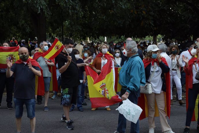 Un grupo de personas lleva a cabo una concentración contra la gestión de Pedro Sánchez y Pablo Iglesias en la pandemia en el Paseo de la Alameda de Valencia (España) el 18 de mayo de 2020.