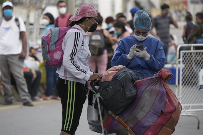 Ciudadanos venezolanos regresan a sus casas desde Colombia.