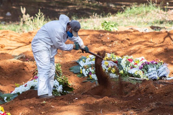 Un trabajador del cementerio de Vila Formosa, en Sao Paulo, durante las labores de enterramiento de una víctima de la COVID-19.