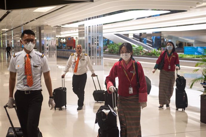 Miembros de la tripulación de una compañía aérea tras aterrizar en el Aeropuerto Internacional de Singapur.