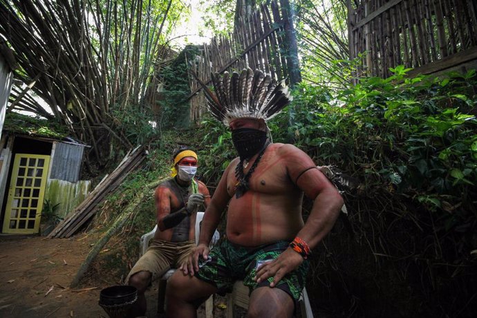 Dos hombres del pueblo indígena Satere-Mawe, en Manaos, en el norte de Brasil.