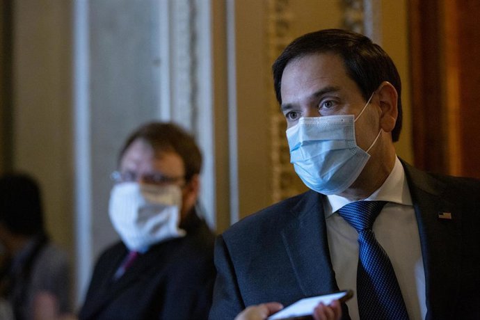 El senador Marco Rubio con una mascarilla. 