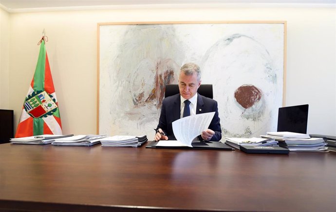 El Leendakari, Iñigo Urkullu, firma el decreto de elecciones autonómicas