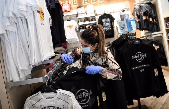 Una dependienta ordena ropa en la tienda del Hard Rock Café de Berlin