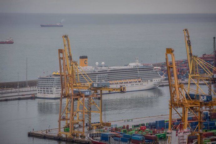 Un crucero atracado en el Puerto de Barcelona