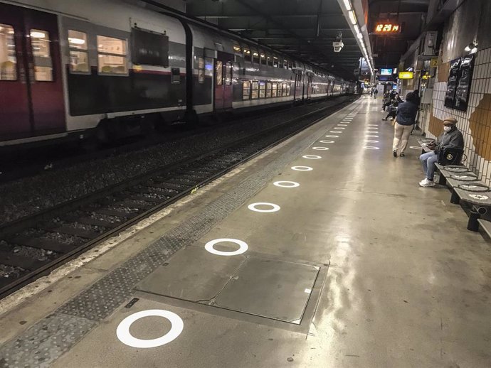 Viajeros en una estación de metro de París