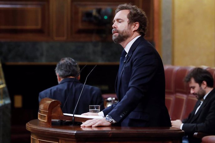 El portavoz de Vox, Iván Espinosa de los Monteros, durante su intervención en el pleno del Congreso este miércoles en Madrid, en Madrid (España), a 13 de mayo de 2020.