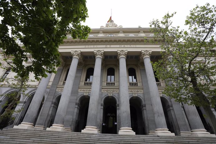 Fachada del edificio de la Bolsa de Madrid tras experimentar el Ibex 35 un ascenso del 0,73% en la media sesión de este martes, primera de apertura tras el parón de la Semana Santa y la reanudación de las actividades no esenciales en España, en Madrid (