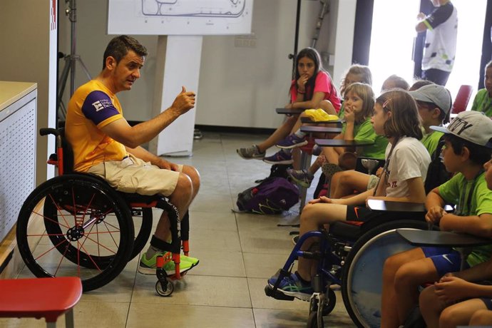 Isidre Esteve da una charla a niños durante la celebración de un Gran Premio de la Fundació Isidre Esteve