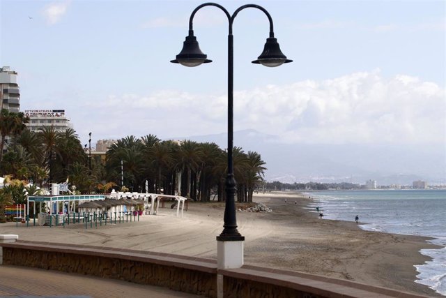 Vistas  del paseo marítimo de La Carihuela en Torremolinos, donde chiringuitos y establecimientos de restauración permanecen cerrados a la espera de la siguiente Fase 1 decretada por el gobierno español. Málaga a 15 de mayo del 2020