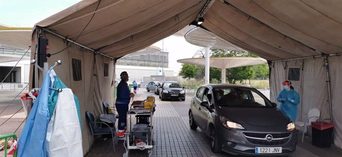 Sanitarios realizan una prueba de coronavirus a un ciudadano, que no tiene que bajarse de su vehículo