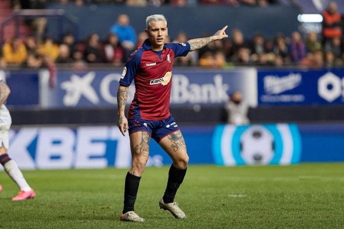 Chimy Ávila en un partido con Osasuna