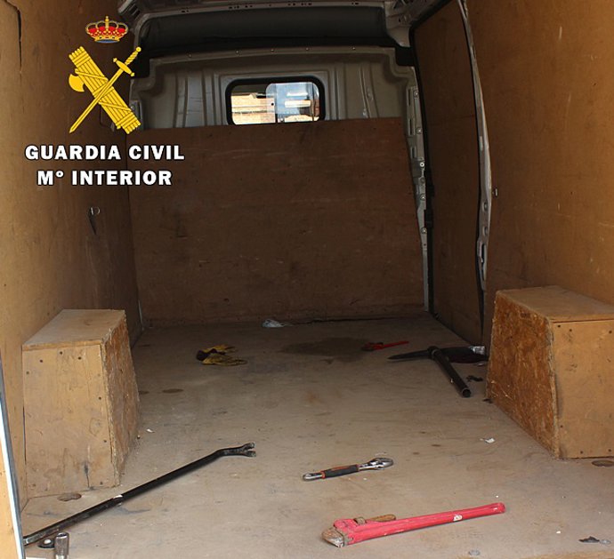 Interior de la furgoneta en la que viajaban los cinco detenidos en Burgos.