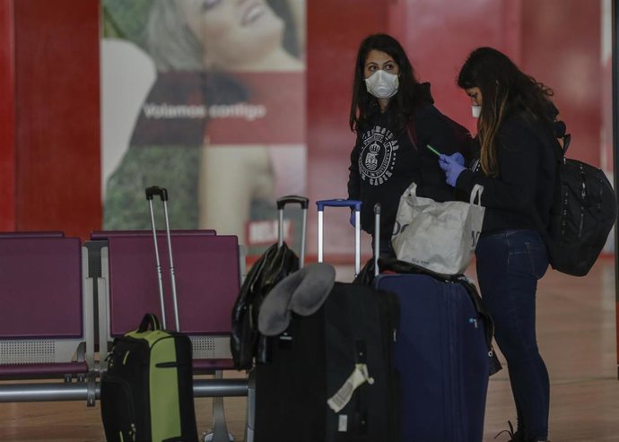 Dos pasajeras en la zona terminal de embarque del aeropuerto de Sevilla-San Pablo, habilitado este lunes como punto de entrada