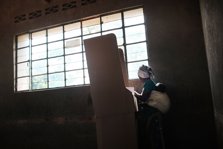 Una mujer vota durante las parlamentarias de 2015