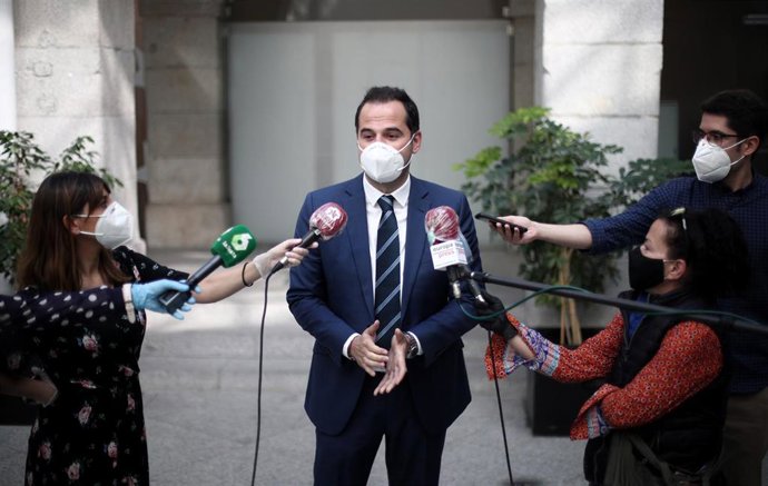 El vicepresidente, consejero de Deporte y Transparencia y Portavoz del Gobierno de la Comunidad de Madrid, Ignacio Aguado, responde a los medios tras la reunión mantenida con representantes del sector de los gimnasios de la Comunidad de Madrid 