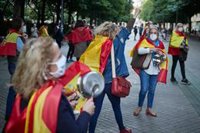 Tensión en Alcorcón al coincidir una cacelorada contra el Gobierno central y una contraprotesta, bajo un cordón policial