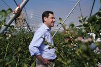 Moreno destaca "el respeto laboral" que se da en el sector agrario y critica que el Gobierno "lo criminalice"