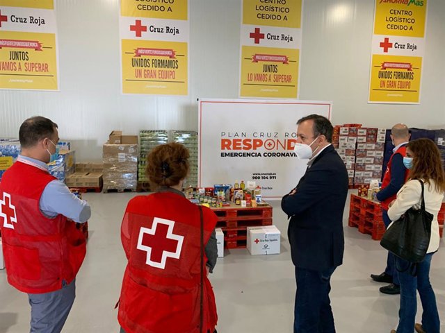 El consejero de Políticas Sociales, Familias, Igualdad y Natalidad, Alberto Reyero, visita para conocer su trabajo y agradecer la labor que está realizando una de las seis Unidades de Respuesta Social de la Comunidad de Madrid