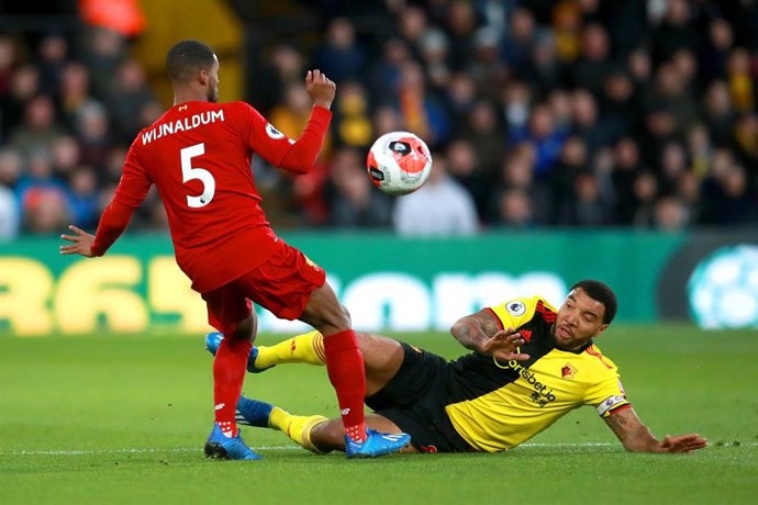 Troy Deeney pelea un balón con Georginio Wijnaldum en el Watford-Liverpool de la Premier League 2019-2020