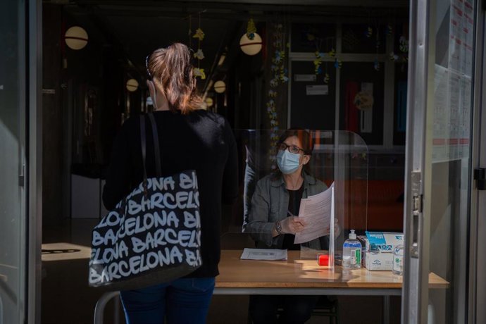 Primer día de preinscripción presencial en las escuelas e institutos catalanes, con medidas de protección sanitaria por la pandemia del coronavirus. En el instituto escuela Coves d'en Cimany de Barcelona