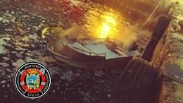 Embarcación incendiada de madrugada en el Barrio Pesquero