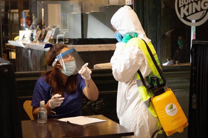 Trabajadores de la salud durante su jornada laboral en la estación de tren de Retiro, Buenos Aires.