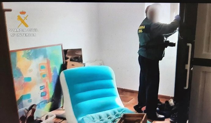 Registro en el interior de la vivienda de los detenidos por la muerte de un hombre en la Estación de San Roque