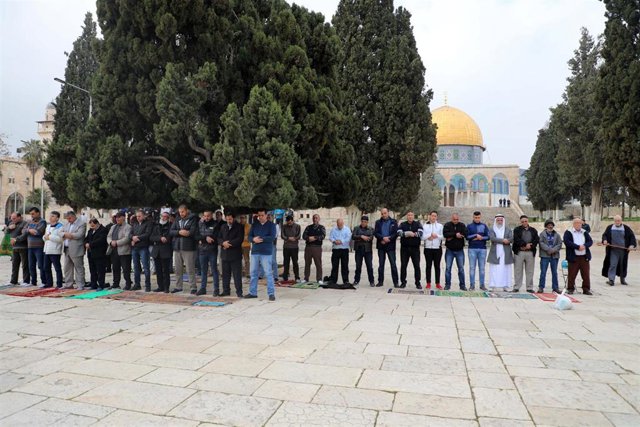 Palestinos rezando en el recinto de la mezquita de Al Aqsa