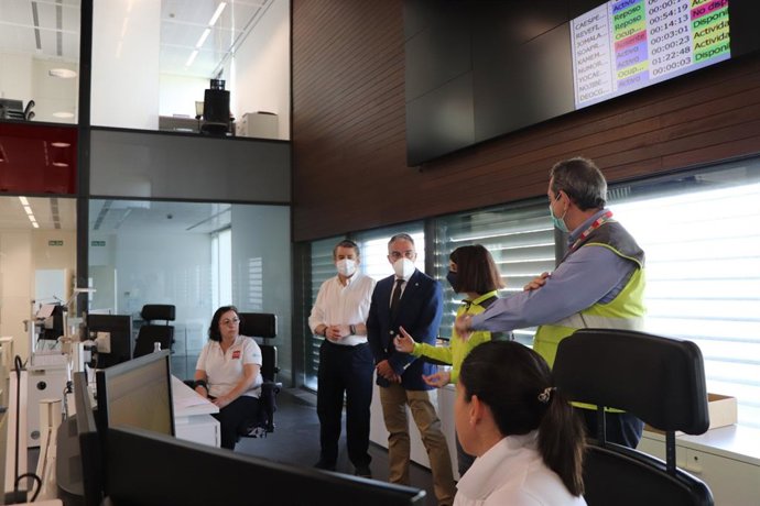 Elías Bendodo, este martes, durante la visita