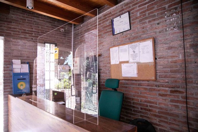 Mampara instalada por el Ayuntamiento de Málaga para protección frente al COVID-19