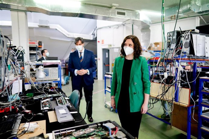 La presidenta de la Comunidad de Madrid, Isabel Díaz Ayuso, acompañada del consejero de Vivienda y Administración Local, David Pérez, durante su reunión con empresarios del Sur de la región 