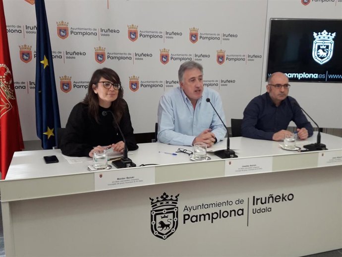 De izquierda a derecha, Maider Beloki, Joseba Asiron y Joxe Abaurrea, concejales de EH Bildu en Pamplona.